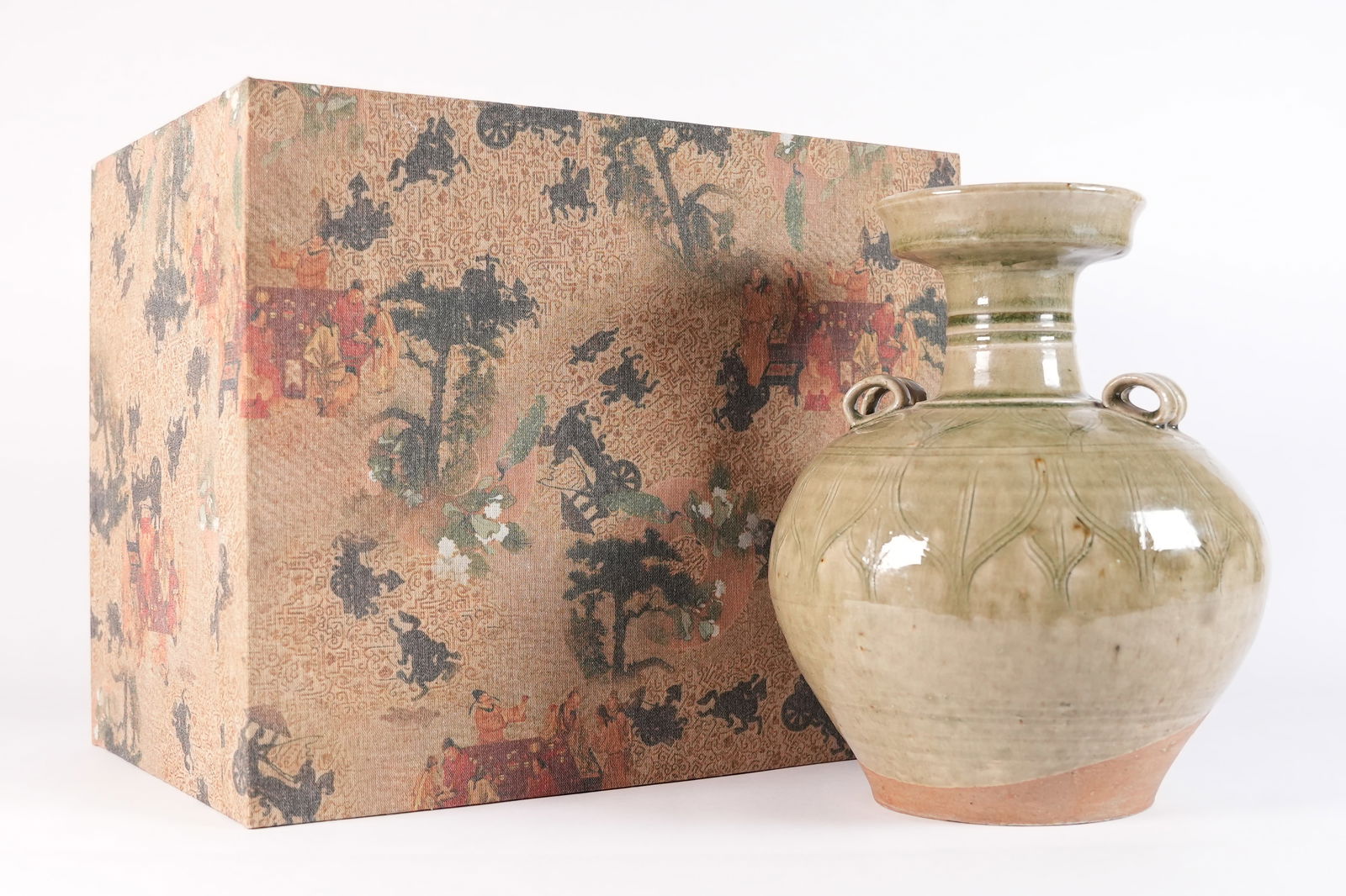 Chinese ceramic pot with box: Chinese ceramic pot with heavy box. H: 9.4" x W: 9."
