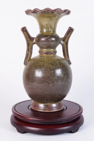 Chinese fine handled vase