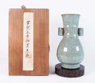Chinese fine crackled vase with box