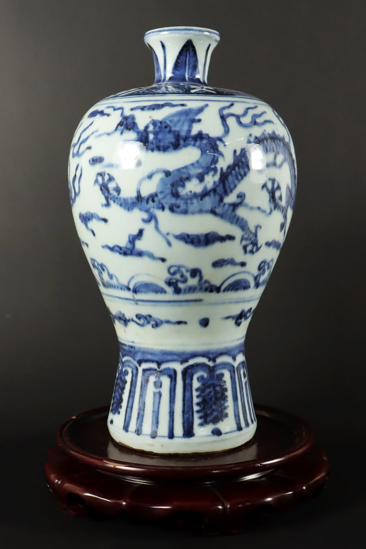 Chinese b/w dragon vase: Chinese fine blue and white dragon vase. H: 9.8" x W: 5.5."