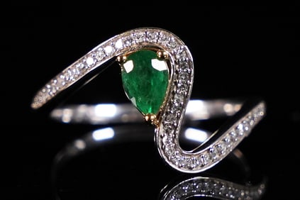 14 kt w/g emerald diamond ring