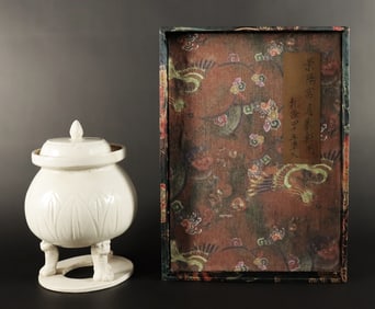 Chinese white vase with box