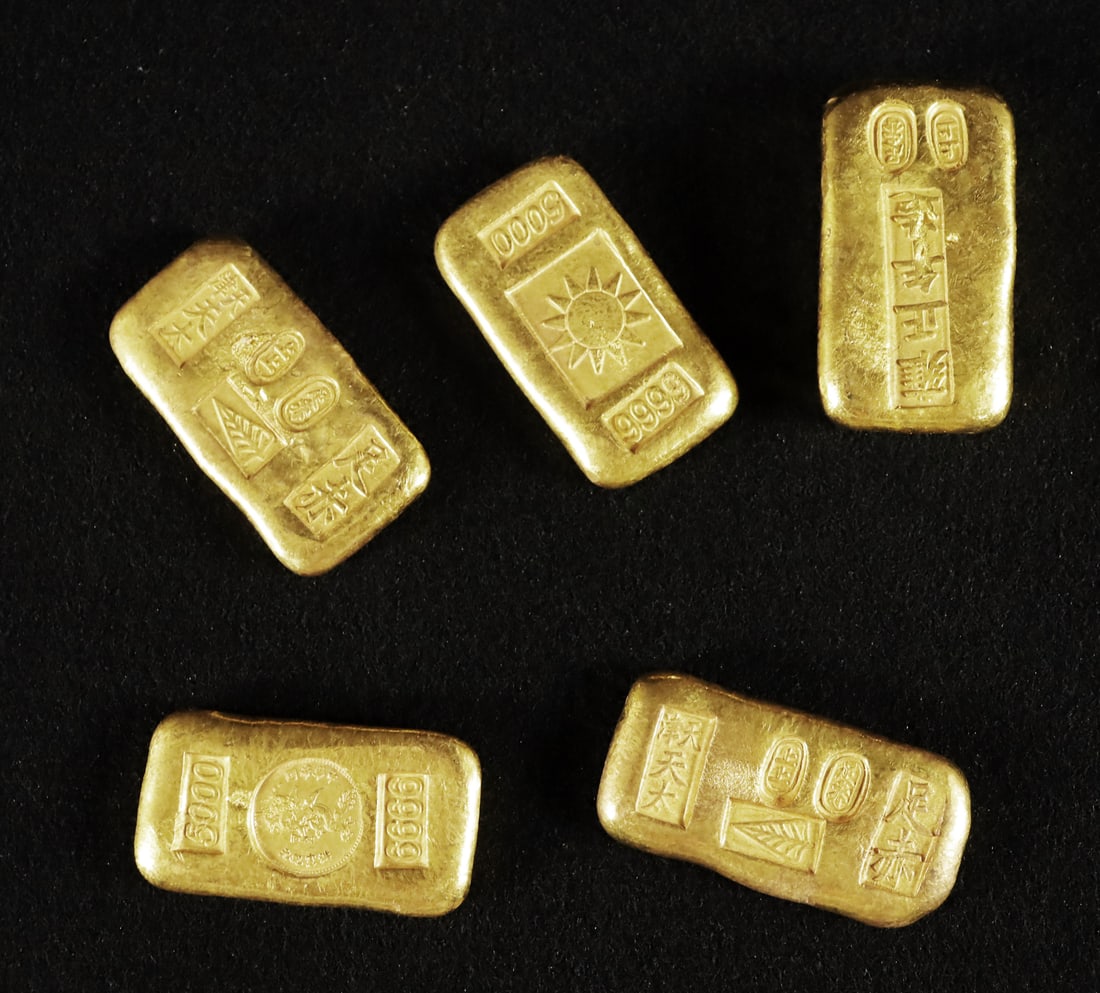 Lots Chinese ingots ungraded: Lots Chinese simulated ingots, ungraded and condition selling it as is. All sales are final.