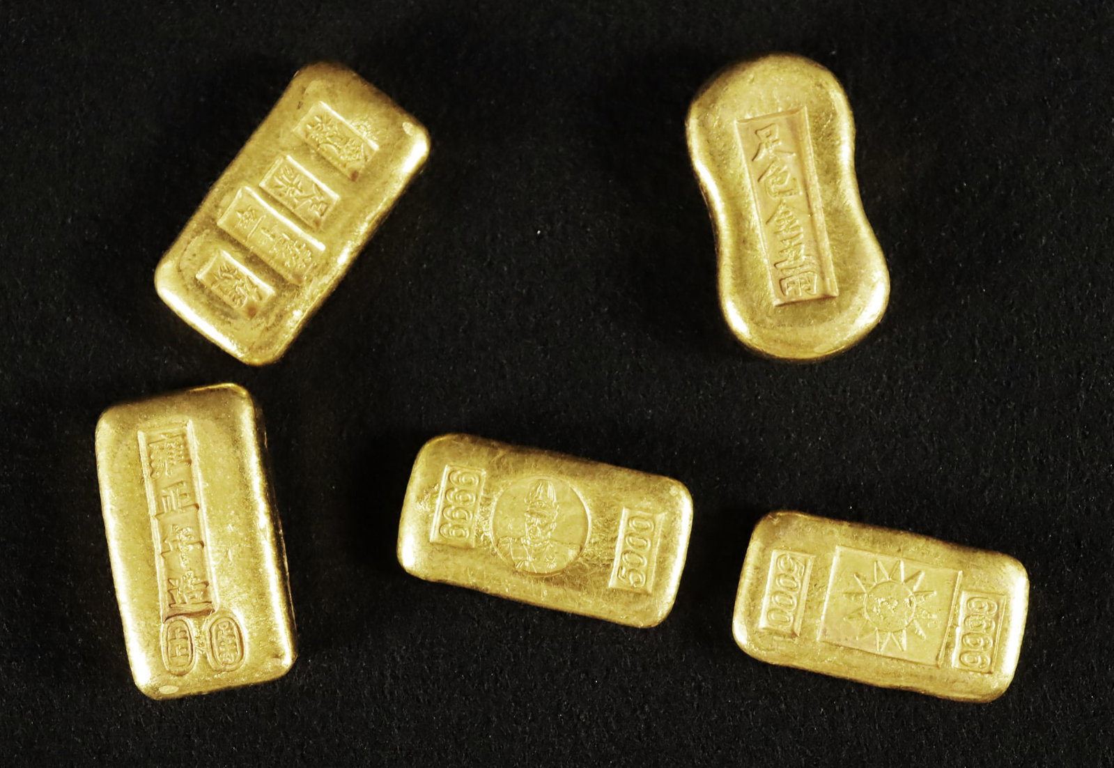 Lots Chinese ingots ungraded: Lots Chinese simulated ingots, ungraded and condition selling it as is. All sales are final.