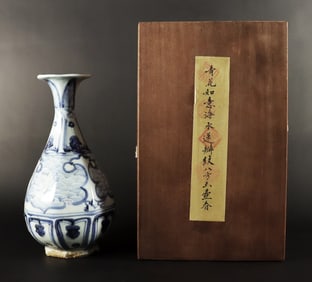 Chinese b/w fine vase with box