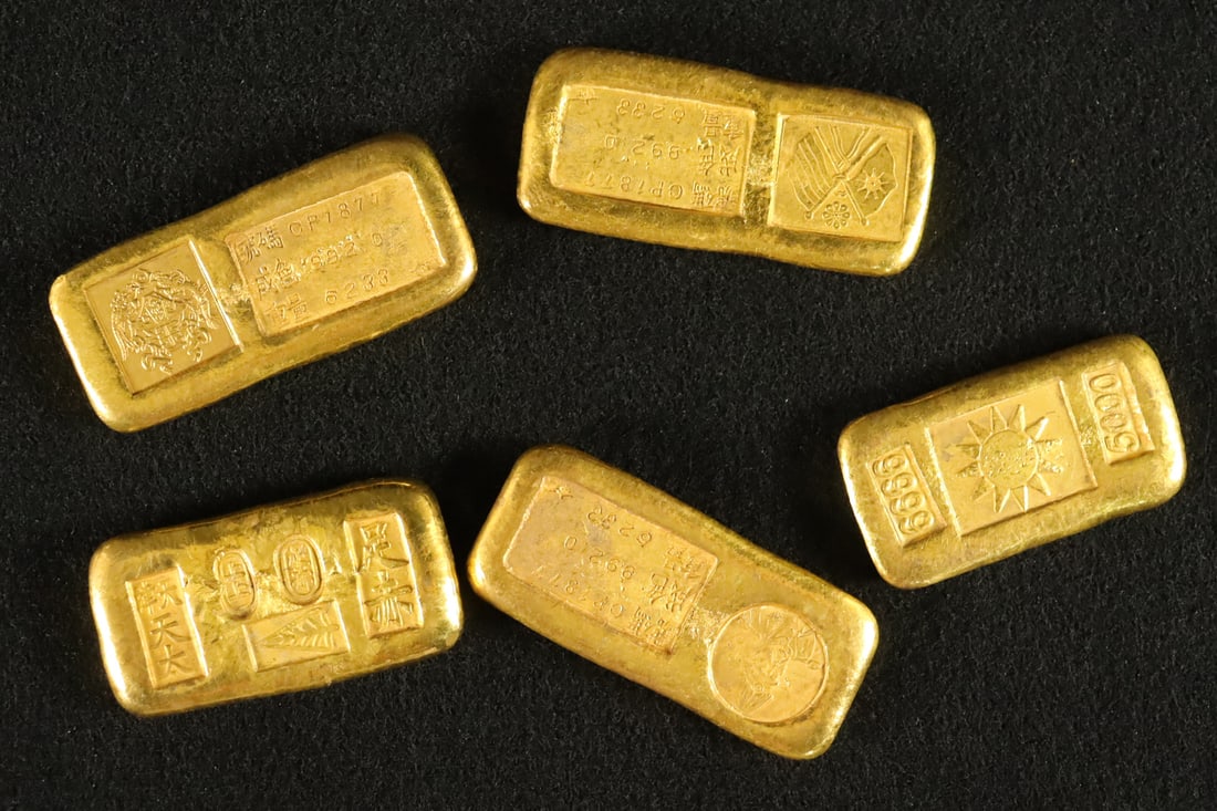 Lots Chinese ingots ungraded: Lots Chinese ingots ungraded, or authenticated. Condition selling it as is. All sales are final. No return.