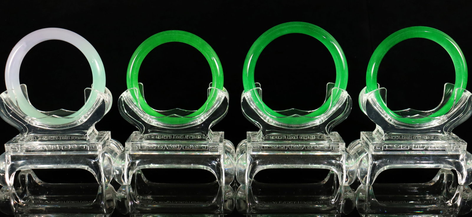 Lots Chinese apple green bangles: Lots chinese fine apple green bangles.