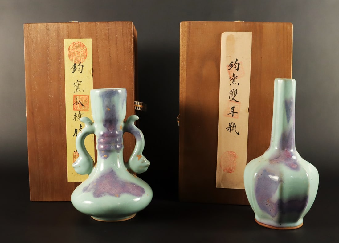 Lots Chinese purple vase with box: Lots Chinese purple vase with wooden box. H: 8" x W: 4."