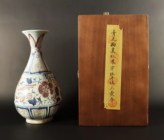 Chinese red blue vase with box