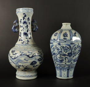 2 Chinese b/w vase