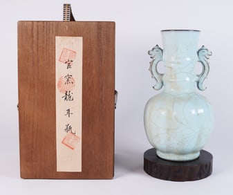 Chinese fine vase with wooden box