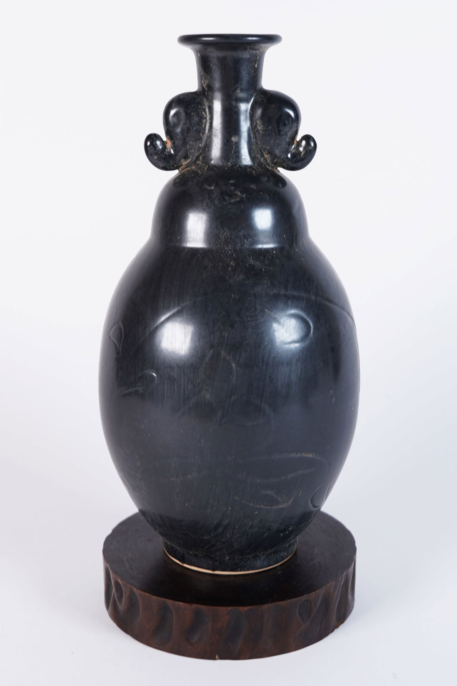 Chinese fine black vase: Chinese fine black vase. H: 10.5" x W: 5.2."