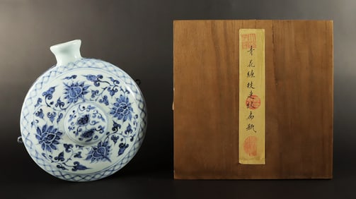 Chinese b/w vase with box
