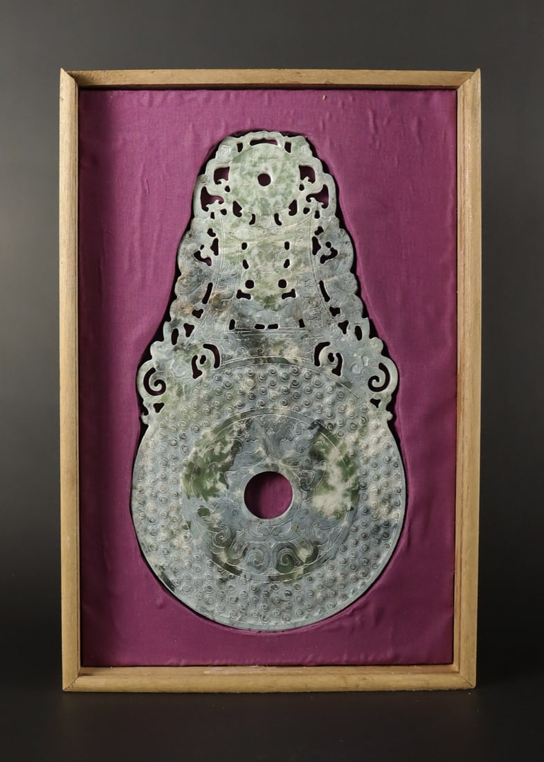 Chinese fine jade disc: Chinese fine jade disc with wooden box.