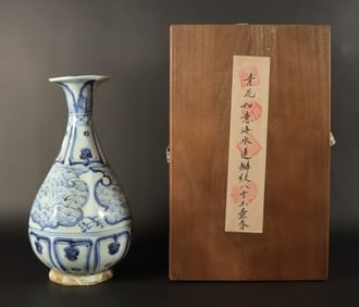 Chinese fine vase with box