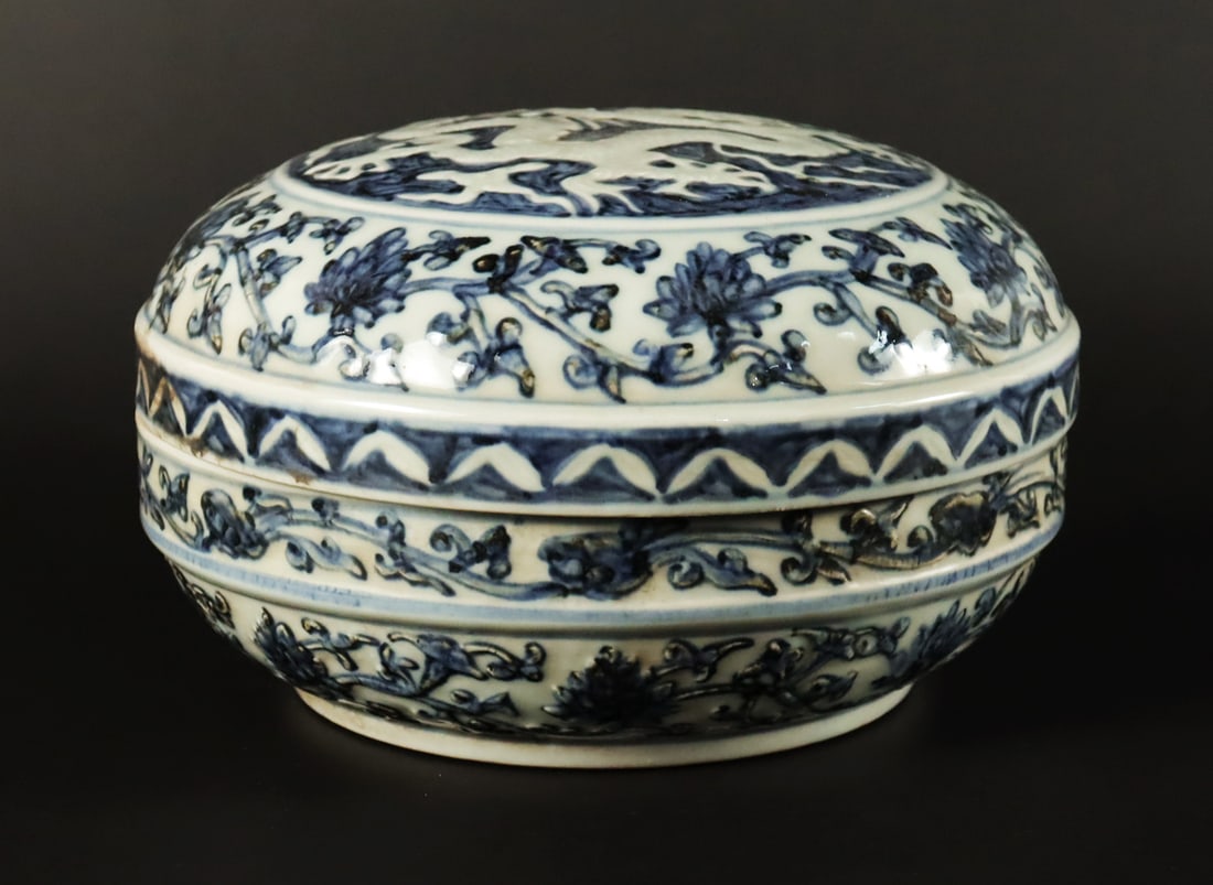 Chinese fine lidded box (1 of 6)