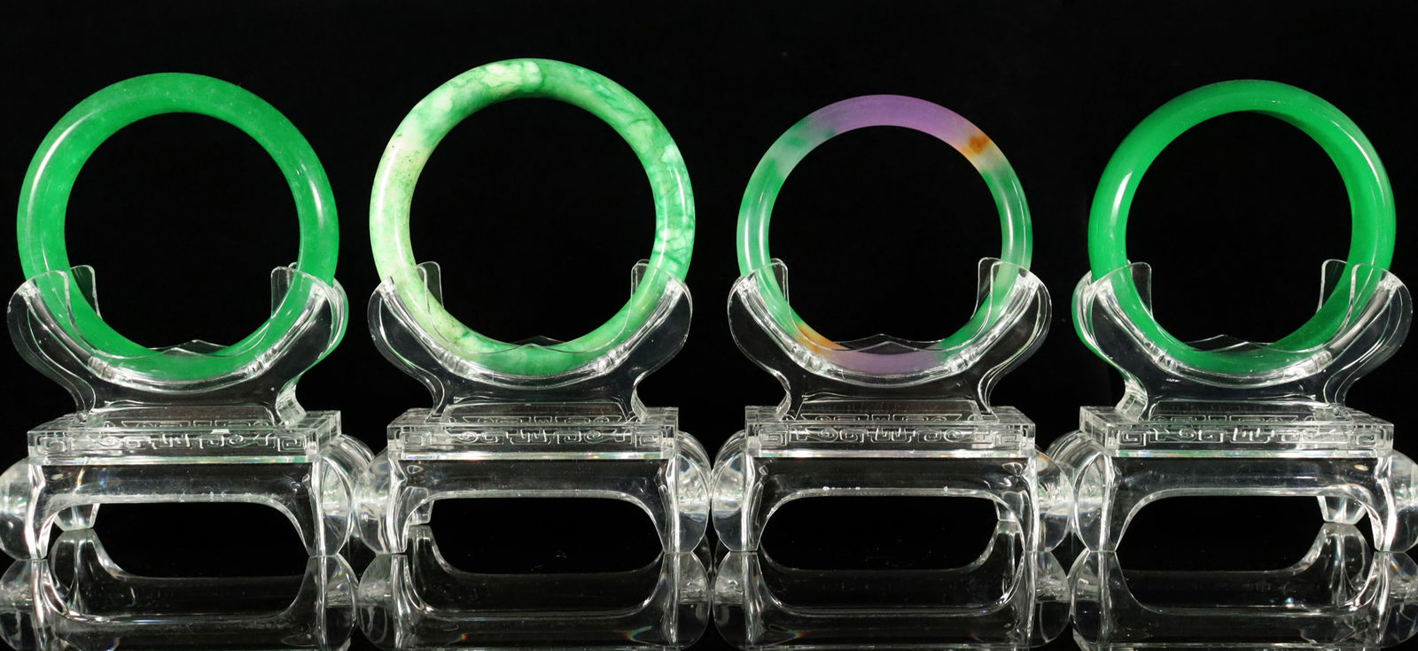 Lots Chinese fine bangles: Lots Chinese fine bangles.