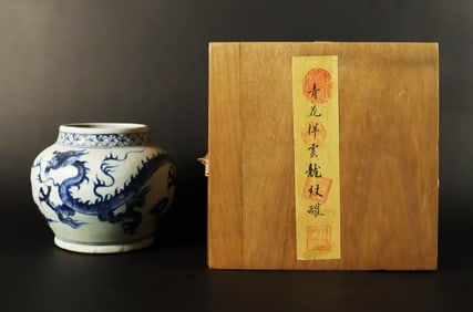 Chinese fine b/w jar with box