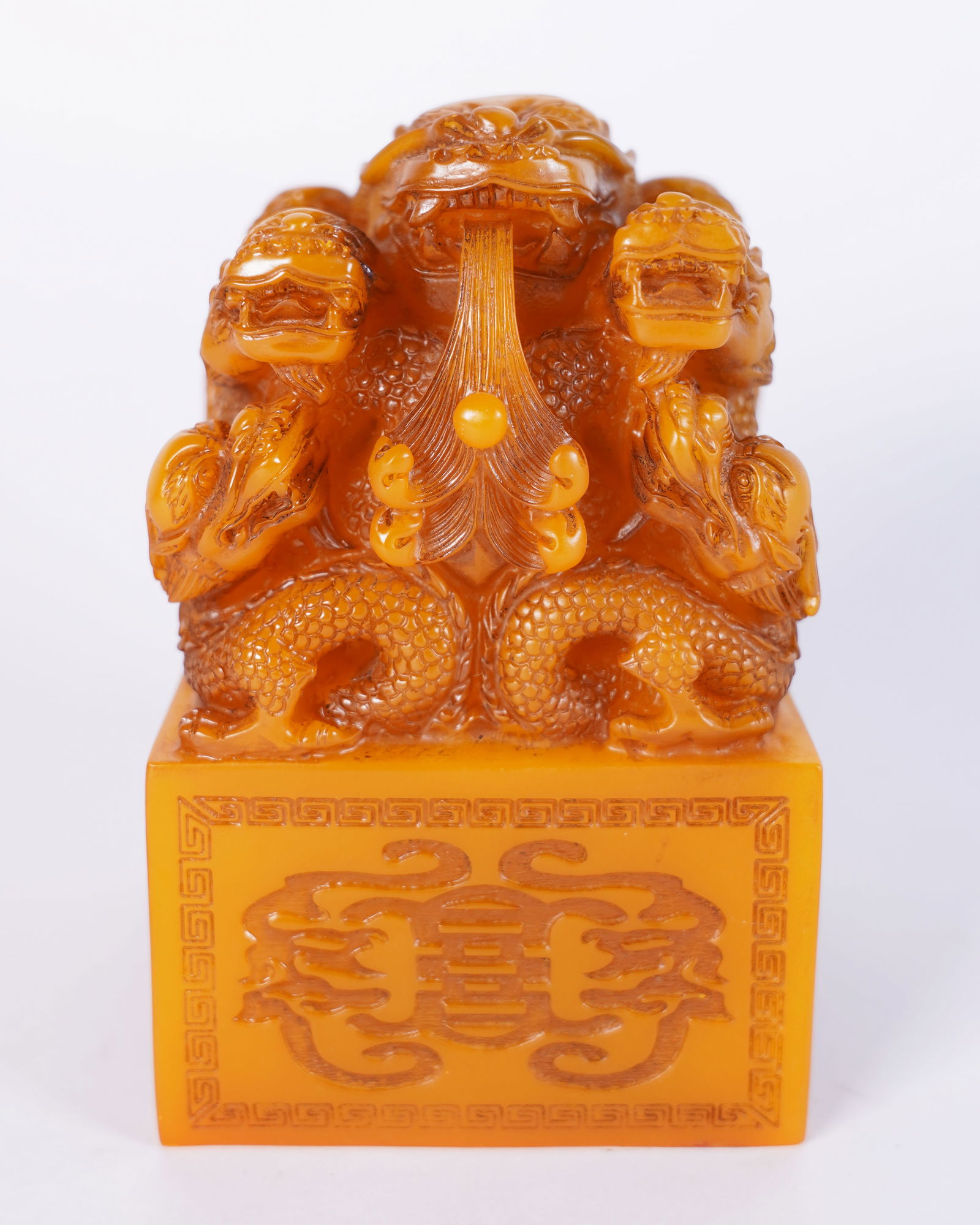 Chinese carved seal: Chinese fine carved seal. H: 5.5" x W: 3.4."