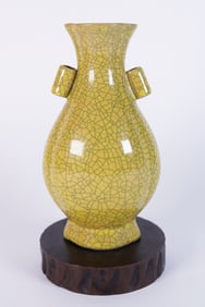 Chinese fine yellow vase