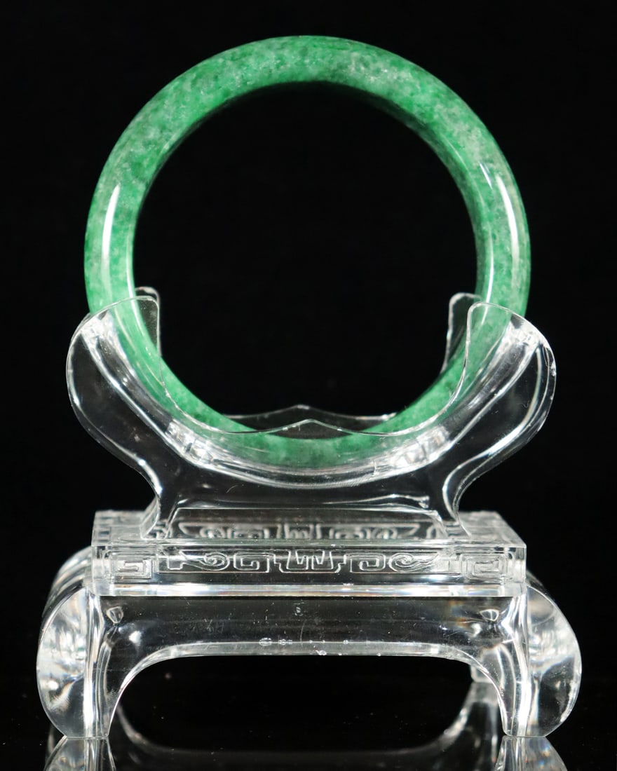 Chinese fine apple green bangle: Chinese fine apple green bangle.