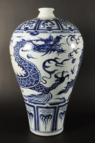Chinese important dragon vase
