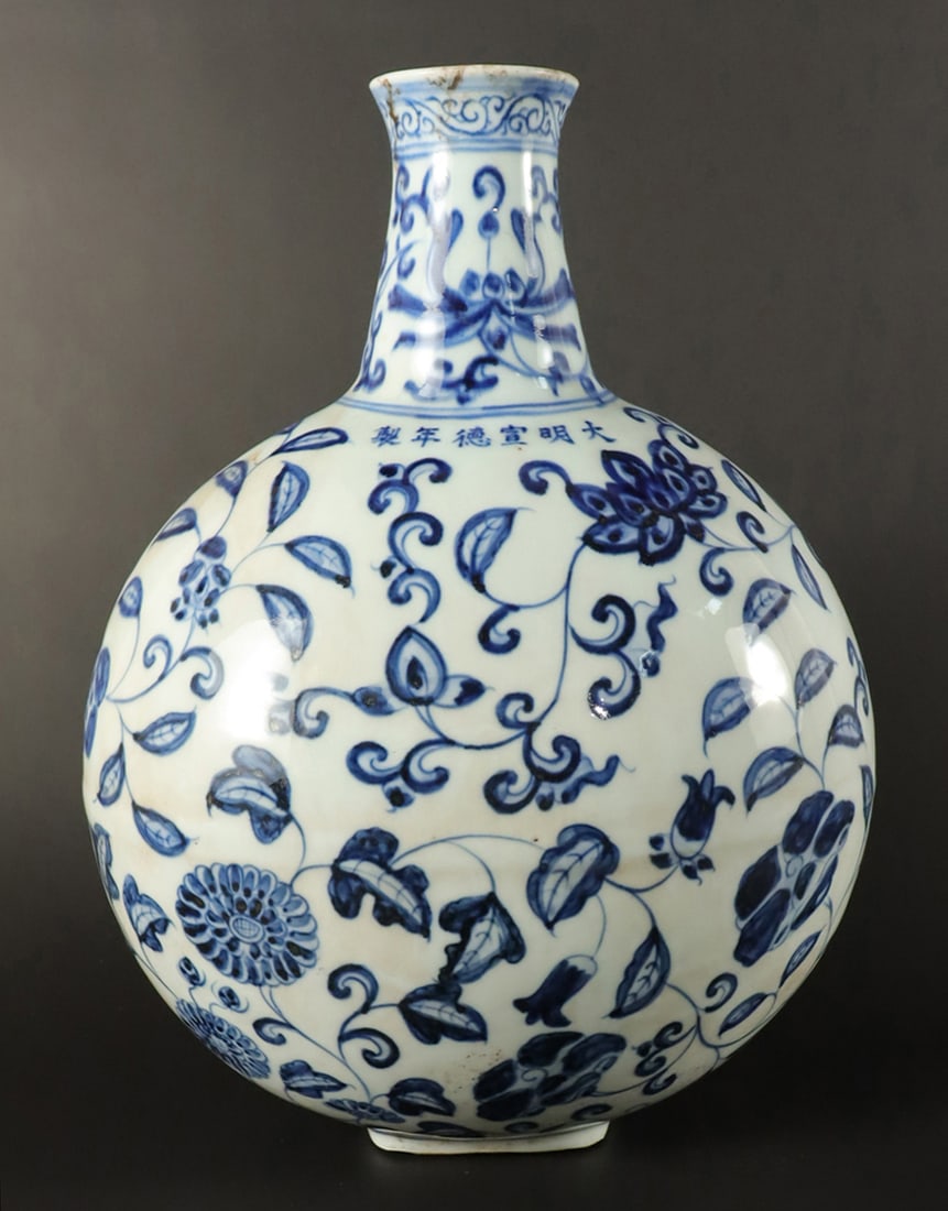 Chinese b/w fine flask vase: Chinese fine blue and white flask vase. H: 12" x W: 9.5."