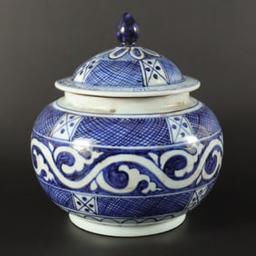 Chinese fine lidded jar
