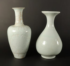 2 Chinese white vase