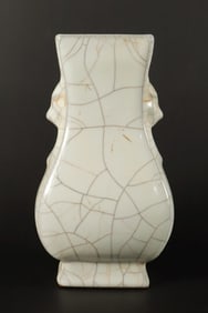 Chinese fine crackled vase