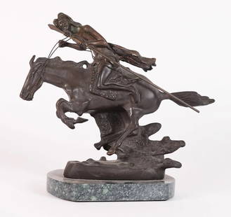 A Remington style bronze statue: A Remington style bronze carved statue. H: 8.5" x W: 9.5."