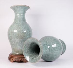 2 Chinese crackled vase