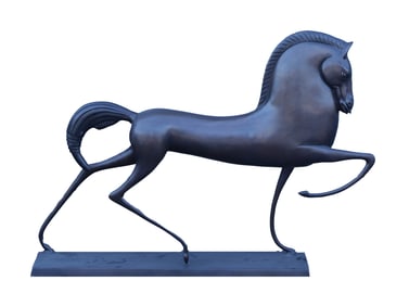 A large horse scuplture