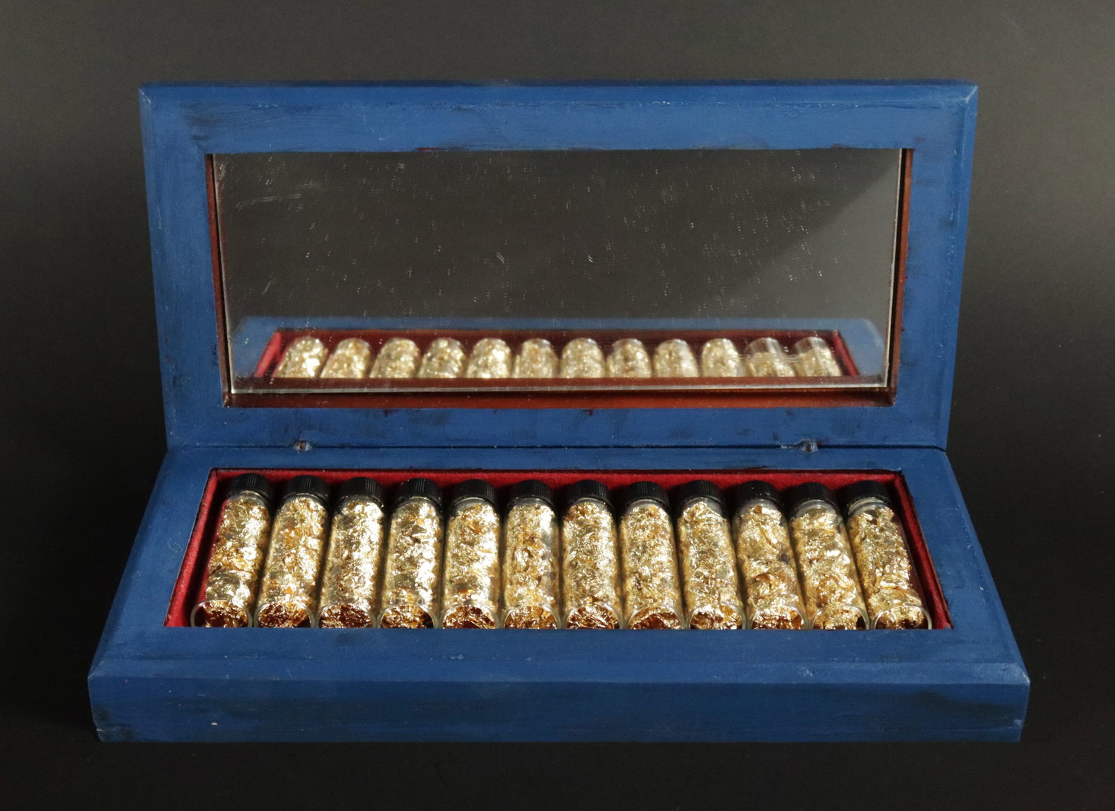 Lots tubes of gold flakes ungraded: Lots tubes of gold flakes in a case. No guarantee of its grading, condition selling it as is, all sales are final, no return.
