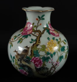 Chinese fine famille rose vase