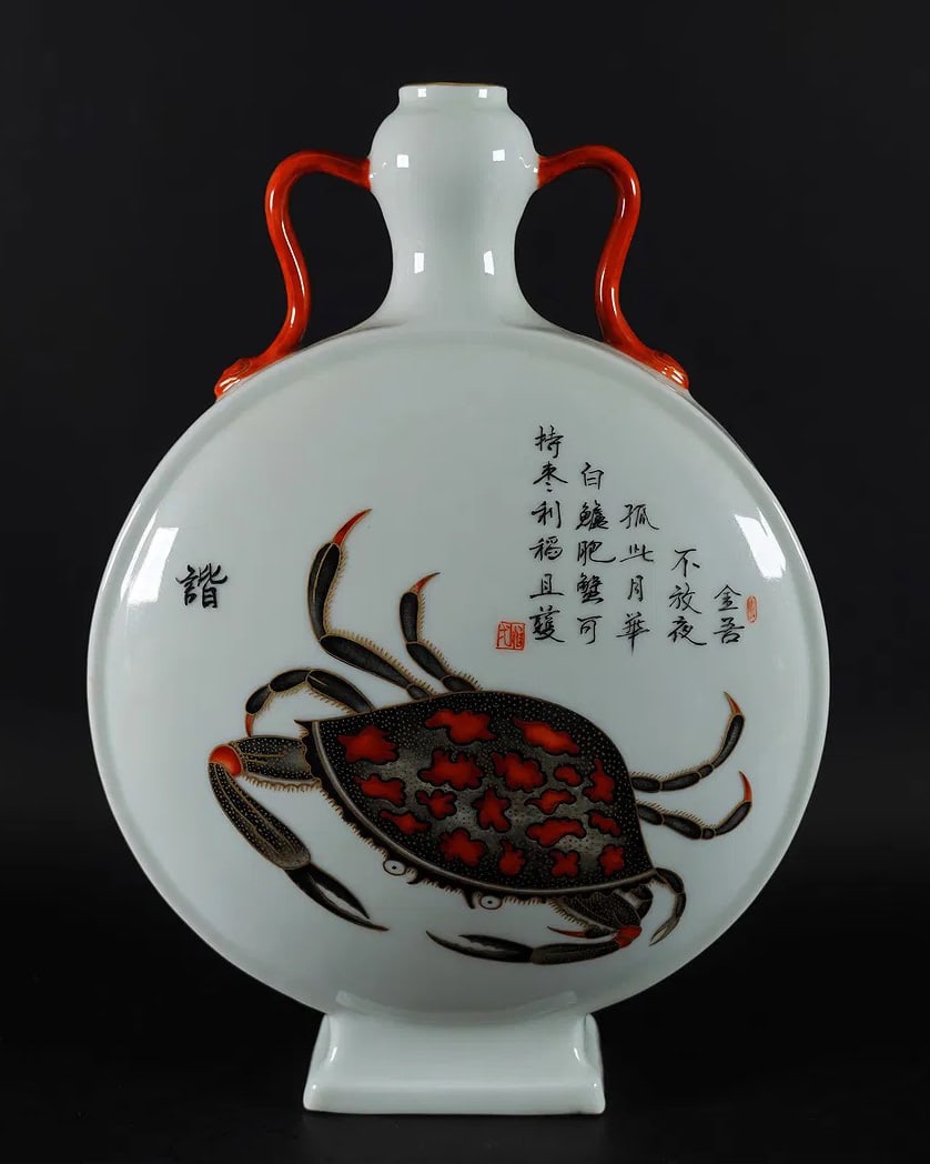 Chinese fine flask vase: Chinese fine flask vase. H: 13" x W: 9.2."