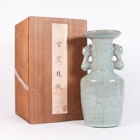 Chinese fine crackled vase with box