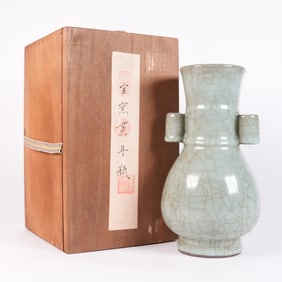 Chinese fine crackled vase with box