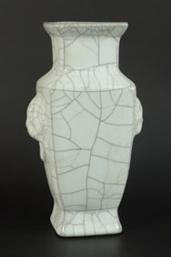 Chinese fine crackled vase