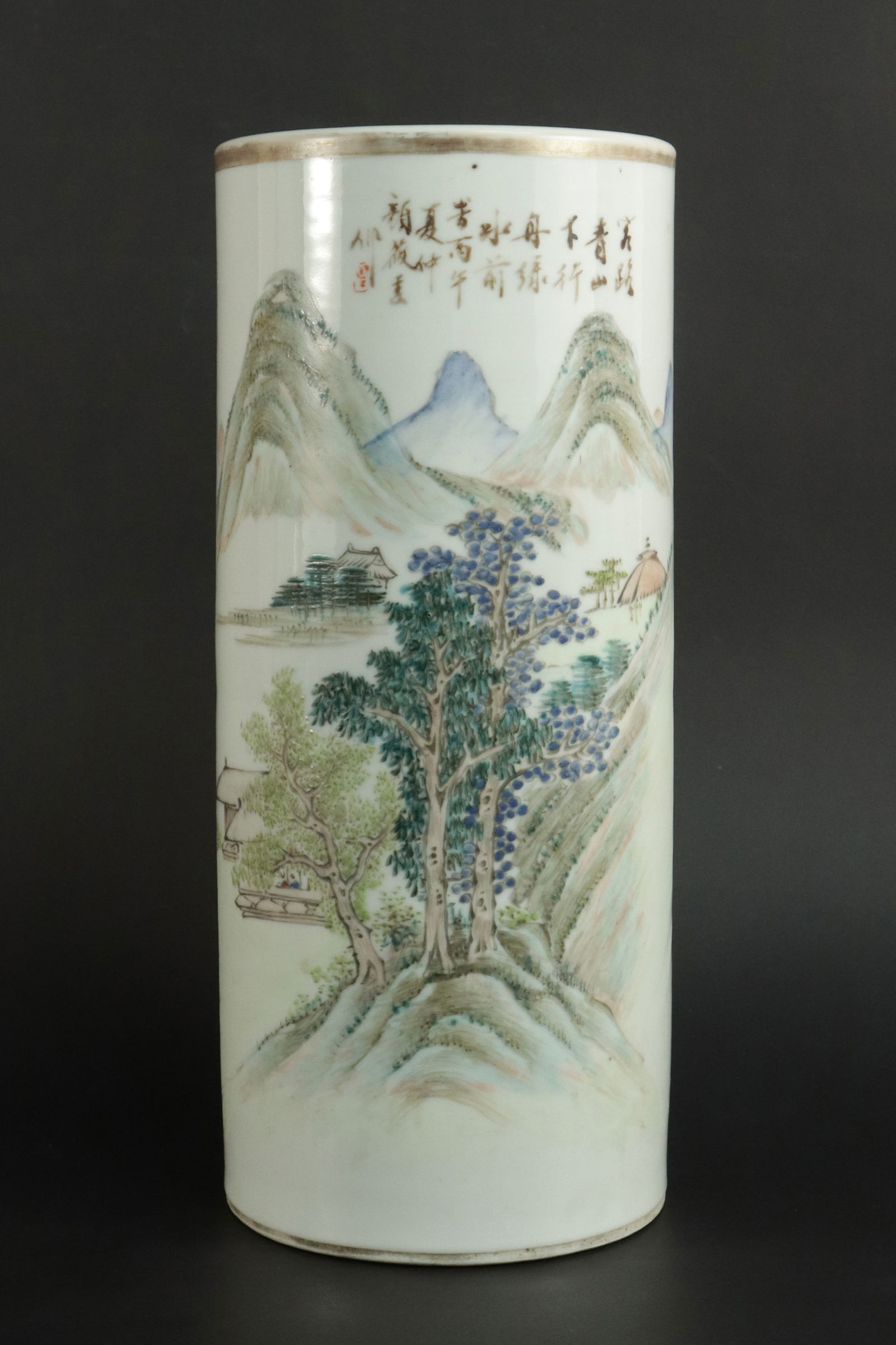Chinese qianjiang fine vase: Chinese antique qianjiang fine vase. H: 11" x W: 4.5."