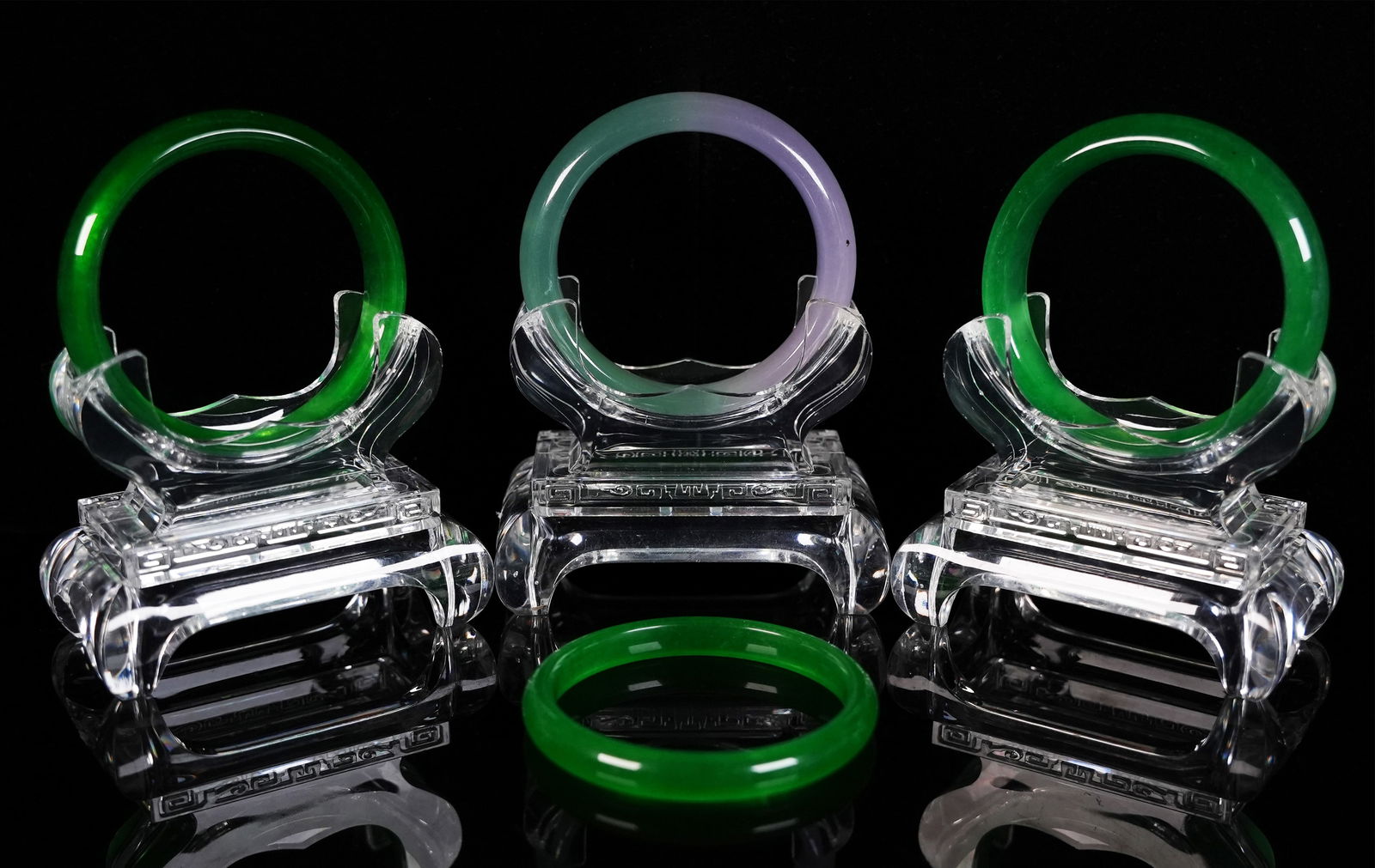 Lots Chinese fine bangles: Lots Chinese fine bangles.