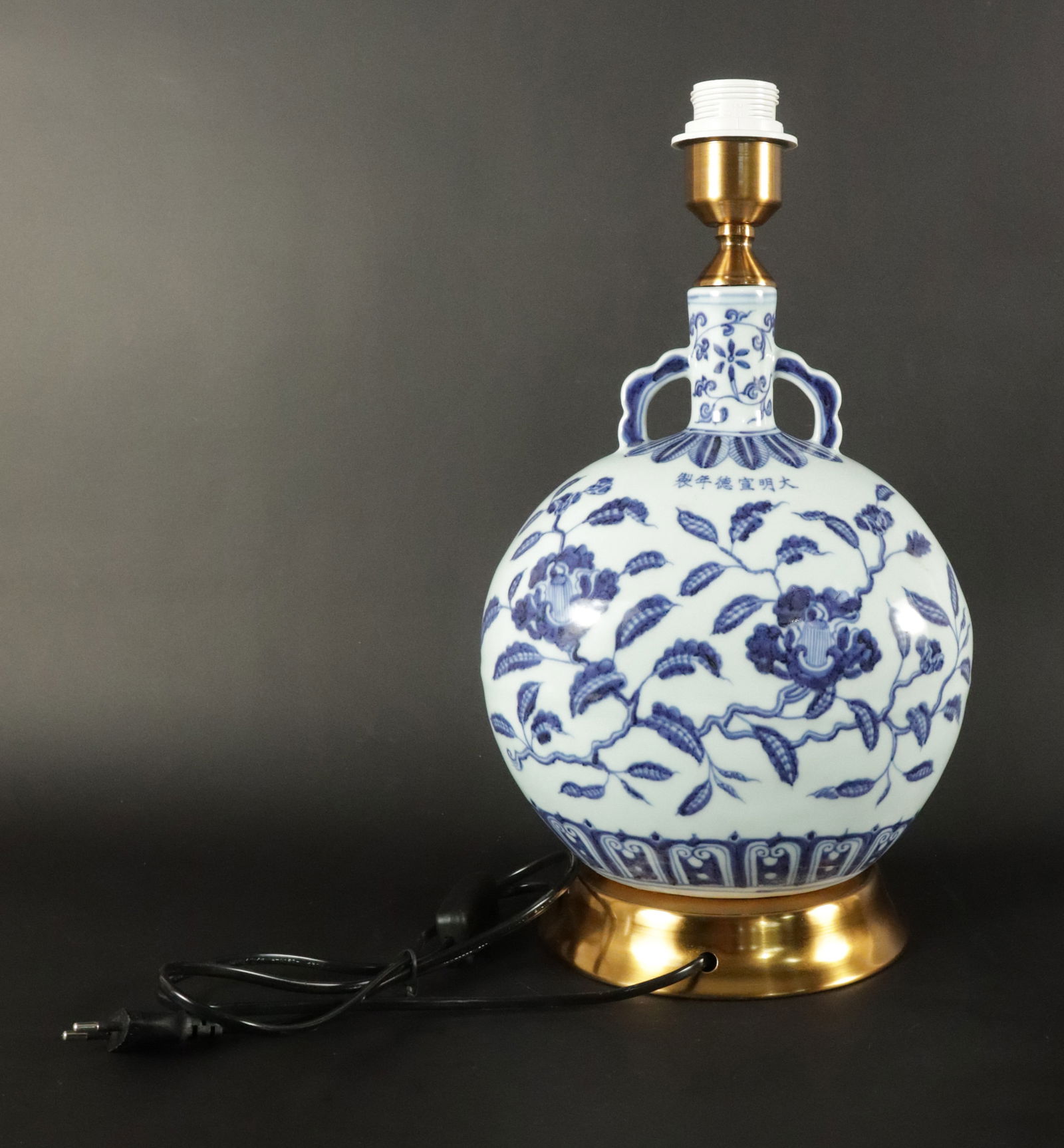 Chinese fine flask vase lamp: Chinese fine flask vase lamp. H: 15" x W: 9.5."