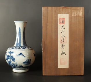 Chinese fine b/w vase with box