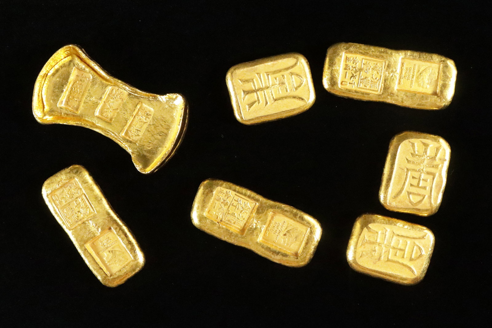 Lots Chinese ingots ungraded: Lots Chinese ingots ungraded, or authenticated. We do not guarantee its marking. All sales are final, no return.