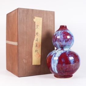 Chinese fine vase with wooden box