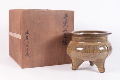 Chinese crackled censer with box