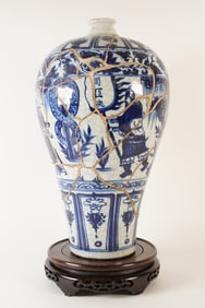 Chinese tall b/w fine vase