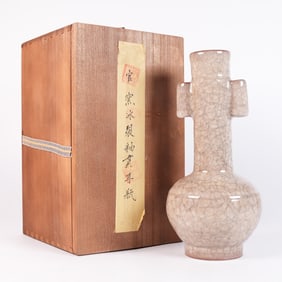 Chinese fine crackled vase with box