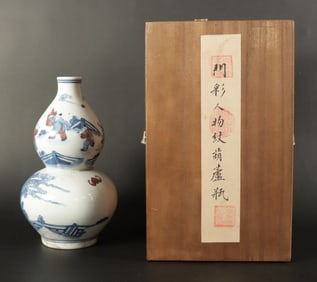 Chinese gourd vase with box