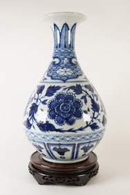 Chinese tall b/w vase